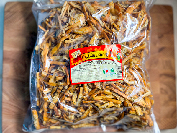 Нитка ЖАРЕНАЯ "Чеснок с зеленью" Oktobersnack 1 кг (сырный продукт) в Мытищах